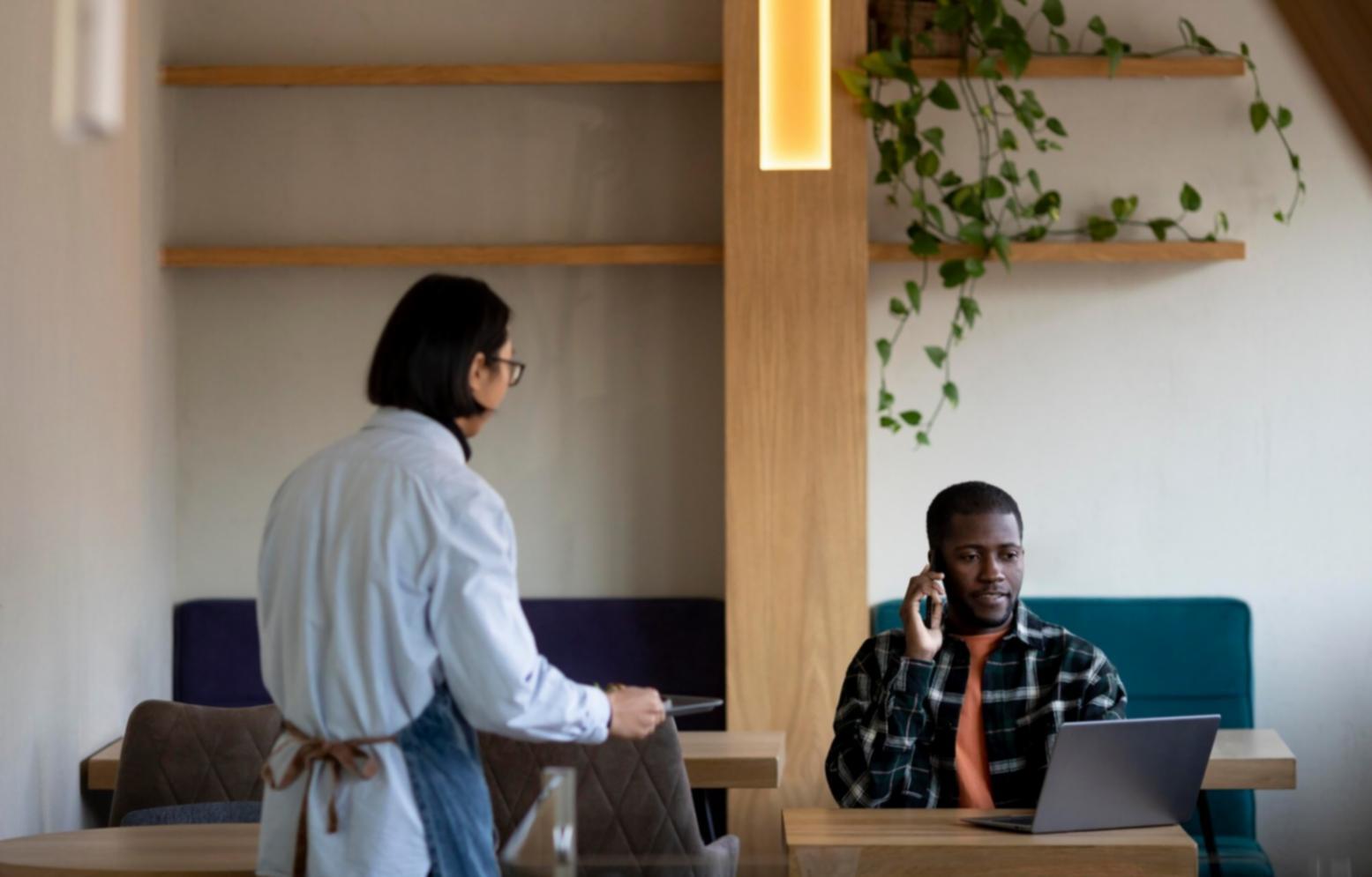 Équipe avanoriono lors d'une session de conseil stratégique avec des entrepreneurs