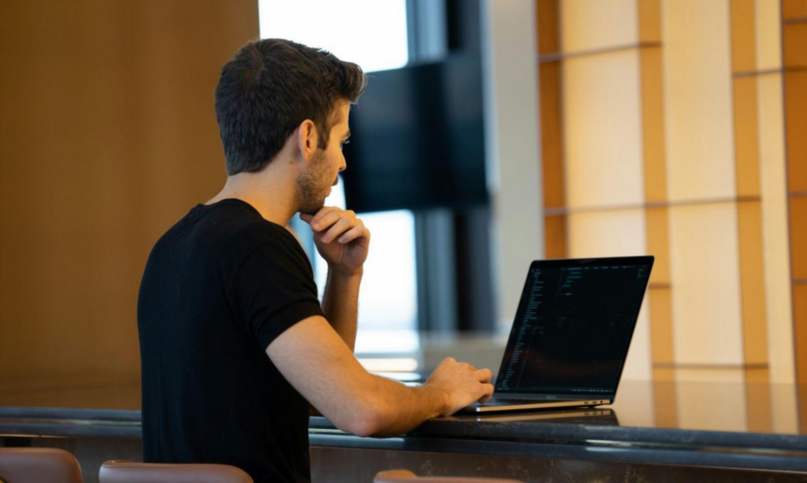 Entrepreneur analysant des documents de préparation startup